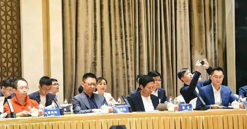 周鸿祎和雷军、马化腾相逢一笑泯恩仇 科技大佬 微新闻 第1张 图片
