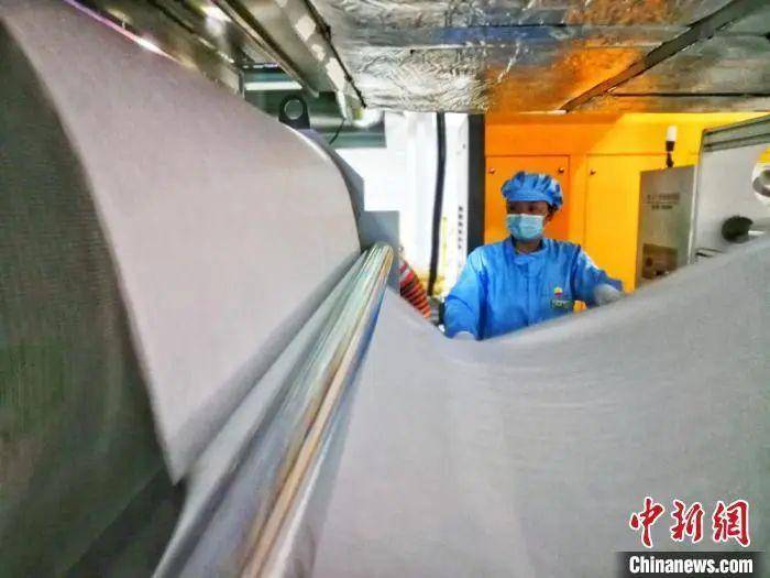 4月15日21时许,甘肃省首条熔喷布生产线在中国石油兰州石化公司建成,产品顺利下线。 刘延治 摄