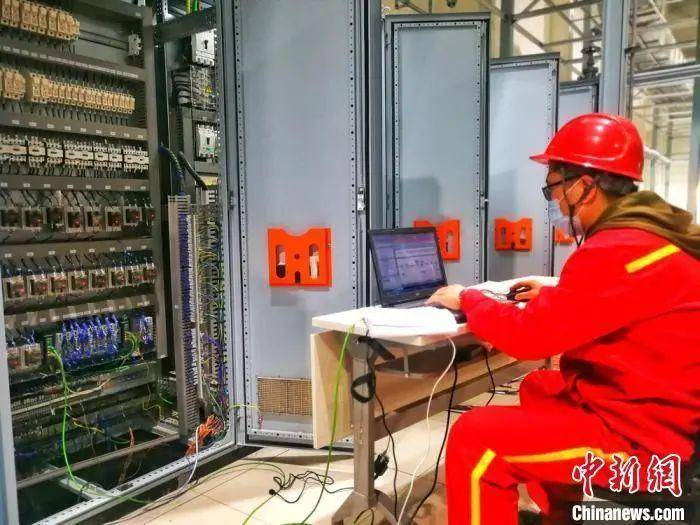 兰州石化员工加班加点完成熔喷布生产线建设。 刘延治 摄